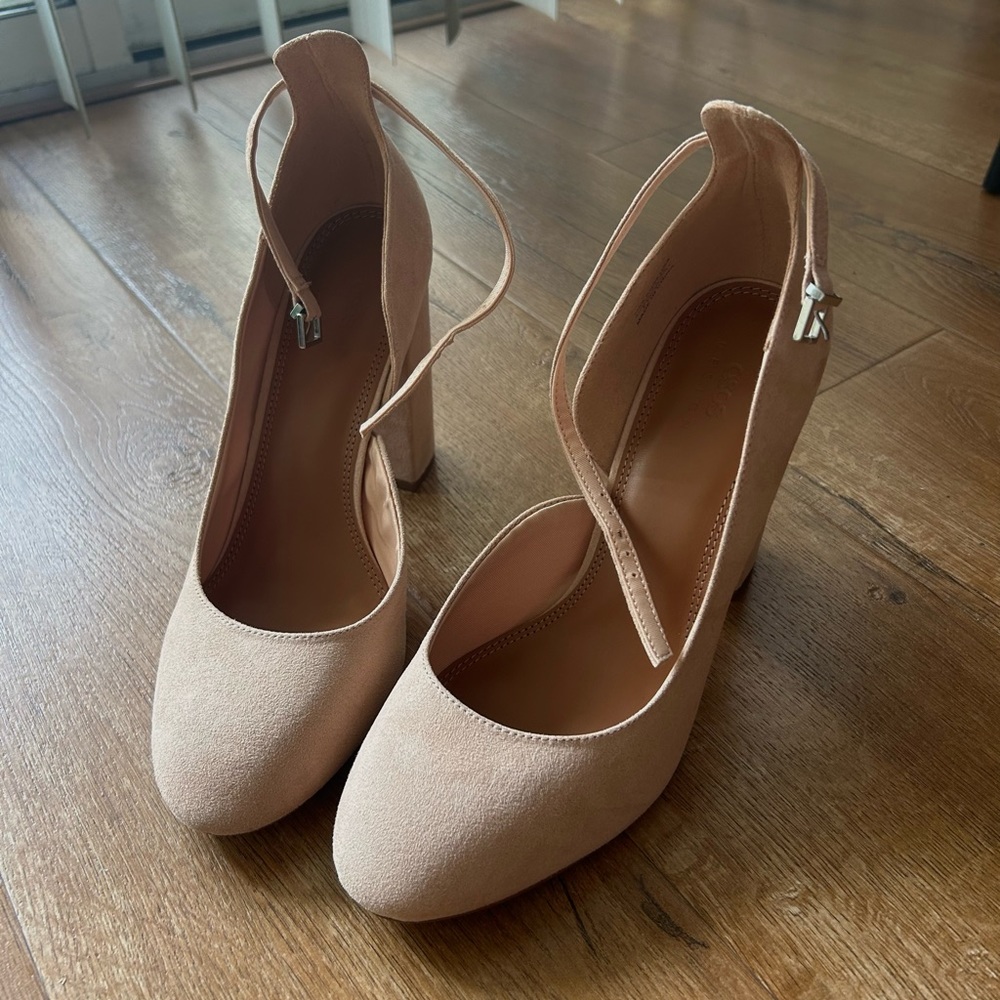 Heels - Picture 2 of 2